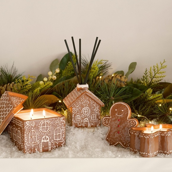 Pottery Barn Gingerbread House Candle BN - Picture 3 of 8